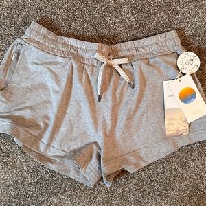 Vuori halo performance short. New with tags. Pale grey heather